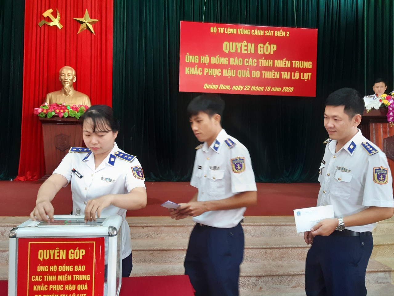 Bộ tư lệnh Vùng Cảnh sát biển 2 quyên góp ủng hộ đồng bào miền Trung 